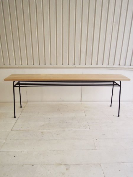シンプルな鉄脚にホワイトオーク材の天板を載せたアイアンテーブルです。