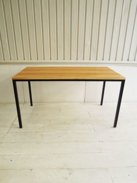 全体に華奢にスリムに見えるように製作した鉄脚テーブルです。