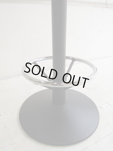 足元に足置きが付いたバーテーブル用鉄脚。