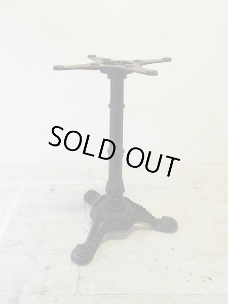 ゴージャスな装飾が施された鉄脚アイアンレッグです。