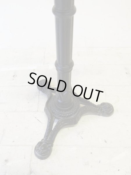 三又になっているため、飲食テーブル用としては安定に欠き、ディスプレイ専用となります。