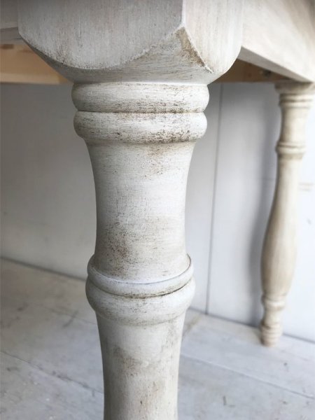 ブロカント(蚤の市)で見つけた様な、少し汚れた印象のシャビーシック感を出しました。