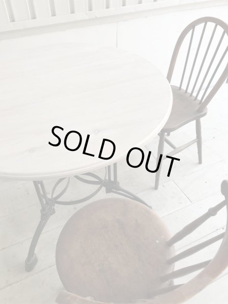 シャビーシックに仕上げた天板で、アンティークチェアとの相性もいい鉄脚テーブルです。