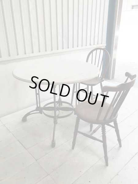 直径100cmの丸テーブルは4〜5人掛けで使えます。