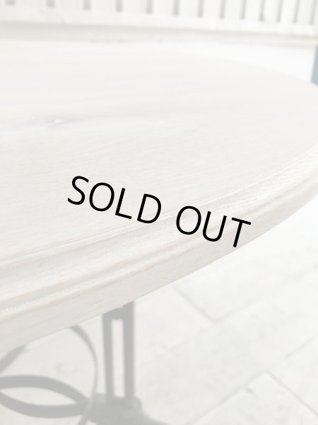 天板の縁はクラシックなモールディング加工をします。