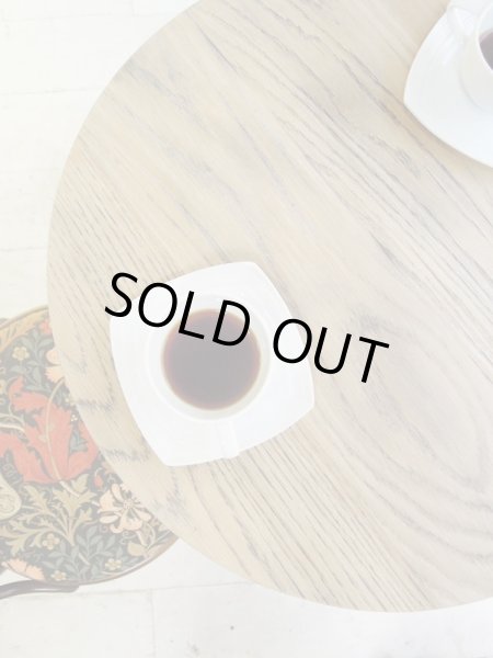 古材風の天板が落ち着いた雰囲気にしてくれます。