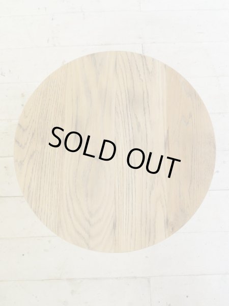 古材風に仕上げたオーク無垢材の天板。