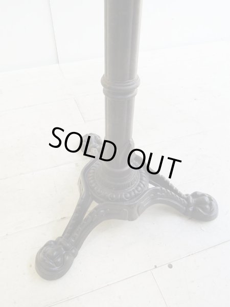 脚は3又に分かれています。直径550mmまでが推奨です。