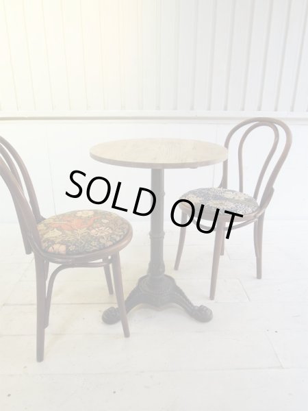 アンティークチェアが良くにあう、クラシックなデザイン。