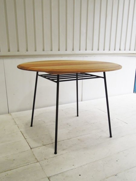 天板下に棚があるアイアンレッグ(鉄脚)。