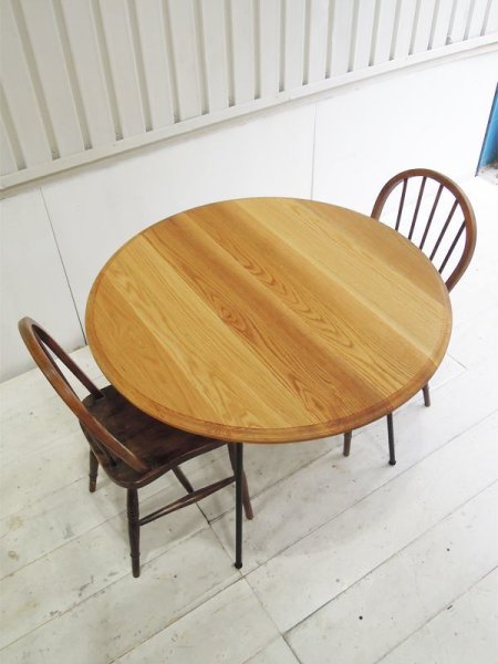 オーク無垢材を使った天板で、アンティークチェアなど木製チェアとの相性が良いです。