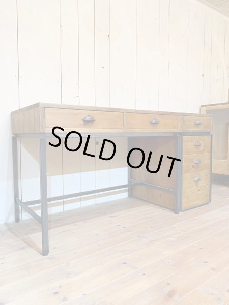 ウッドはパイン材とオーク材を選べるアイアン家具。