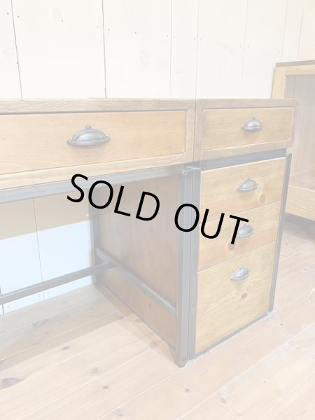 テスクとワゴンは固定されていません。