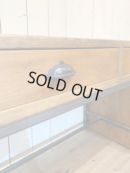 シックなブラックの取っ手。お好みで真鍮取っ手やガラスノブも取り付け可。