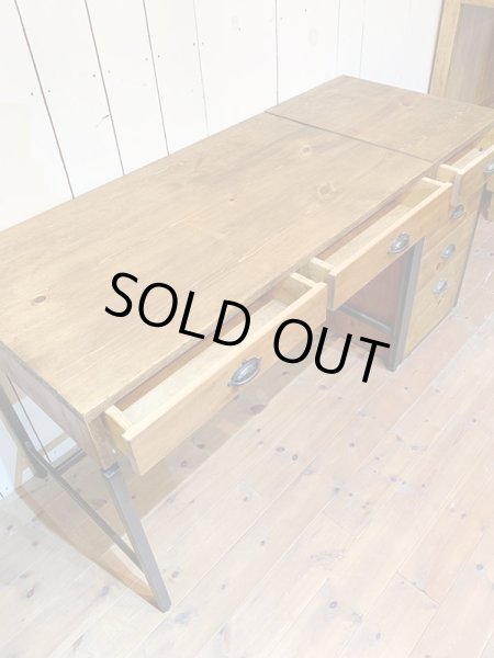 パイン材は表情豊かな木材、写真はミディアムブラウン色ですが、経年変化で濃くなっています。