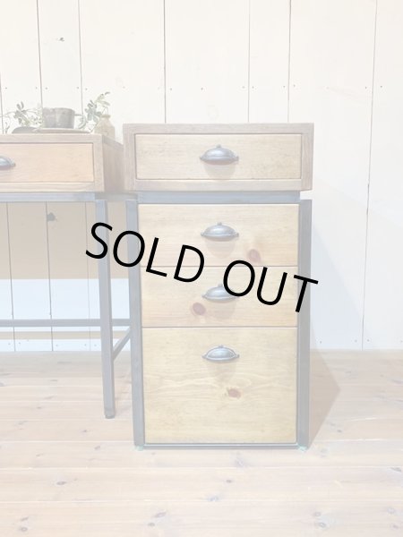 色の変化を楽しめるのがパイン材の魅力、木材の温かみを存分に楽しんで。