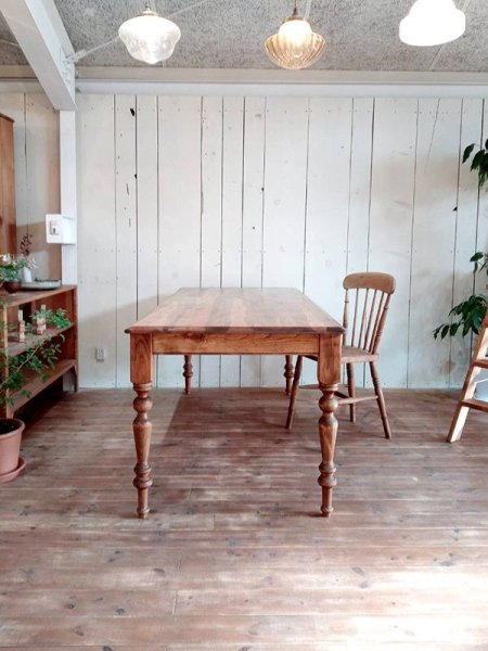 ポコポコと装飾がかわいいターンドレッグを使ったダイニングテーブル!