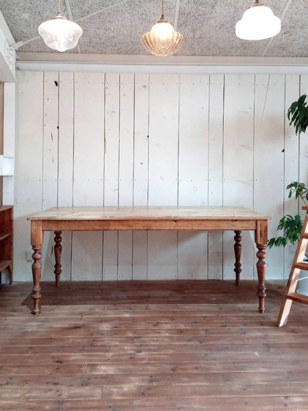 温かみを感じる木材〝パイン〟無垢材を使ったナチュラルダイニングテーブル。