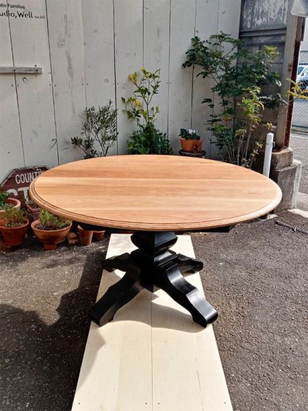 ホワイトオーク無垢材を天板にした丸テーブル、デザイン性豊かなレッグ!