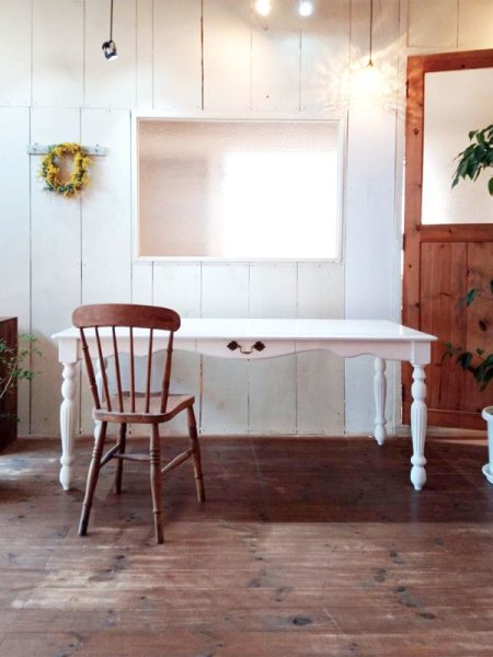 アンティークチェアとの相性抜群、フランスアンティーク調ダイニングテーブル!