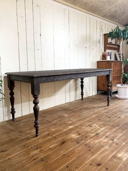 ブロカント(蚤の市)で見つけた様なフランスアンティークのダイニングテーブルをイメージした商品!