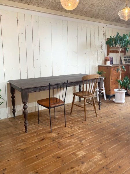 ダークトーンのダイニングテーブル、アンティーク家具がお好きなあなたに!