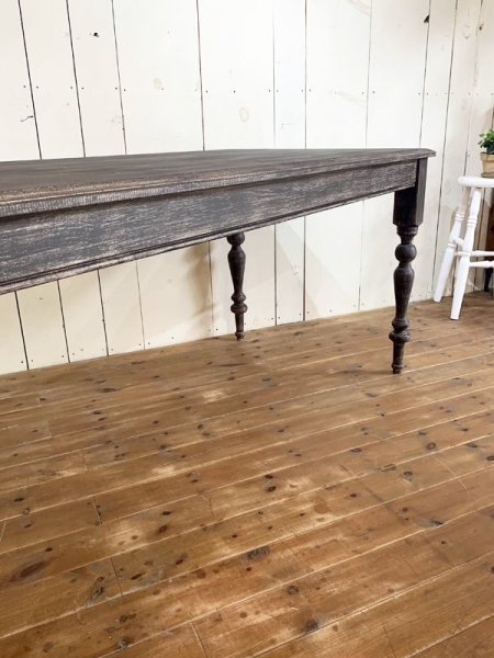 特徴的で目を引くターンドレッグ(ろくろ脚)のダイニングテーブル。