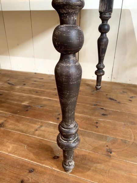 ボコボコと凹凸が大きいターンドレッグ(ろくろ脚)のテーブル。