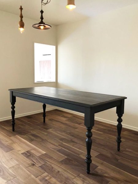 これぞクラシックアンティーク、ダークブラウン色のターンドレッグダイニングテーブル!