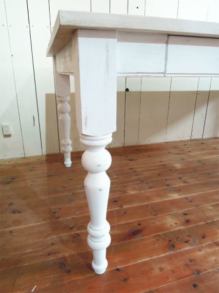 特注のろくろ脚(ターンドレッグ)、この他にも様々なデザインをご用意しております