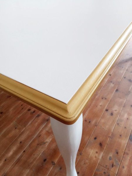 本体はホワイト、縁だけゴールドに塗ったゴージャスなペイント!