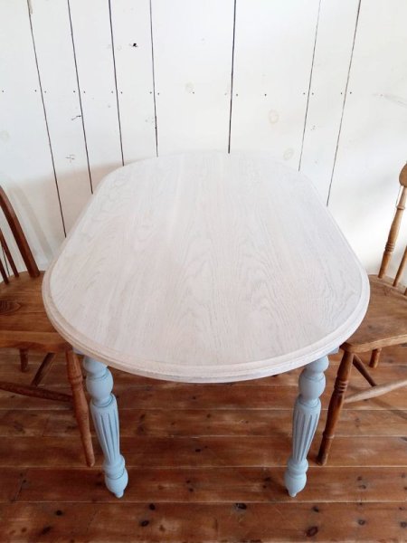 写真はW1200 D700mmの小さなオーバルダイニングテーブル。