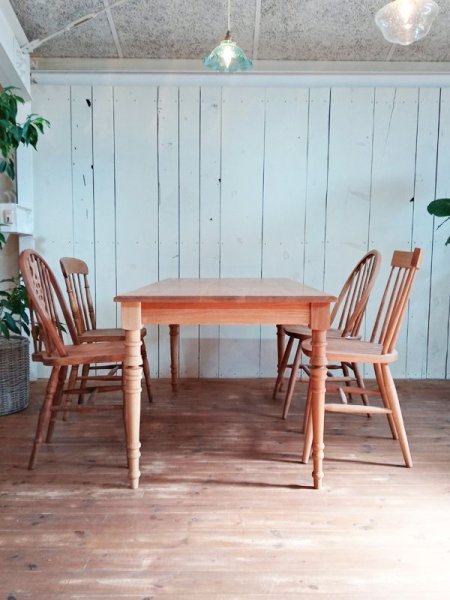 スリムでいて存在感のあるろくろ脚(ターンドレッグ)のダイニングテーブルです。