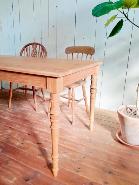 特徴的なターンドレッグ(ろくろ脚)は飽きが来ず、店舗のディスプレイ什器にも人気です。