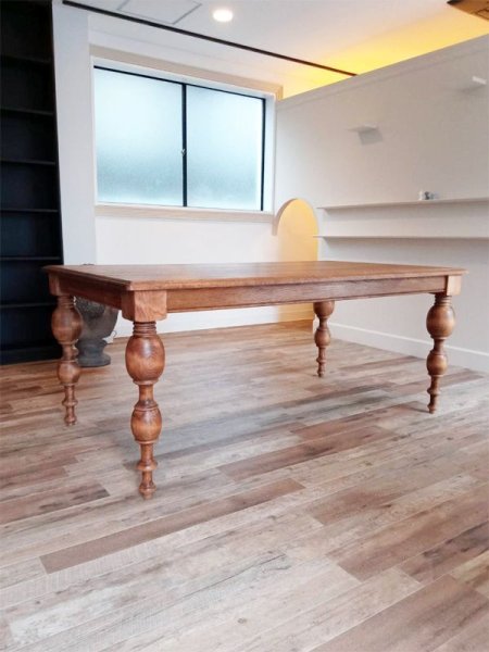 オーク材を使った太いターンどレッグ(ろくろ脚)ダイニングテーブル。