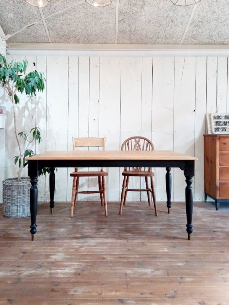 写真はW1500×D900サイズのホワイトオークターン度レッグテーブル