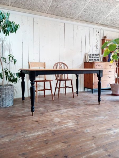 オーク無垢材のナチュラルな天板に、真鍮の靴下をはいたろくろ脚(ターンドレッグ)がポイントです!