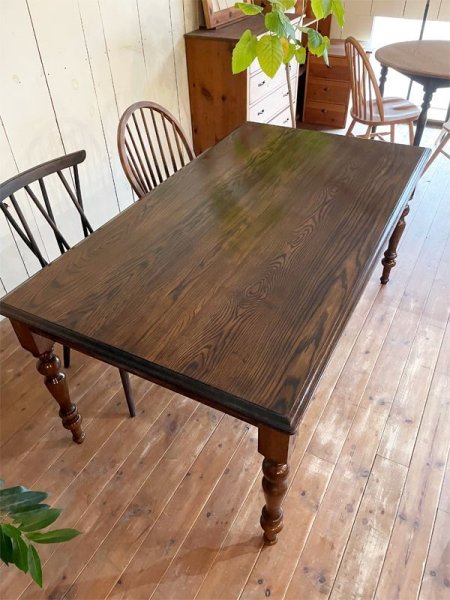 ホワイトオーク材を深みのあるダークブラウン系で塗装(特注ウォールナット色)