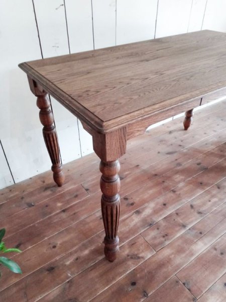 溝に彫りが入ったデコラティブなターンドレッグデスク