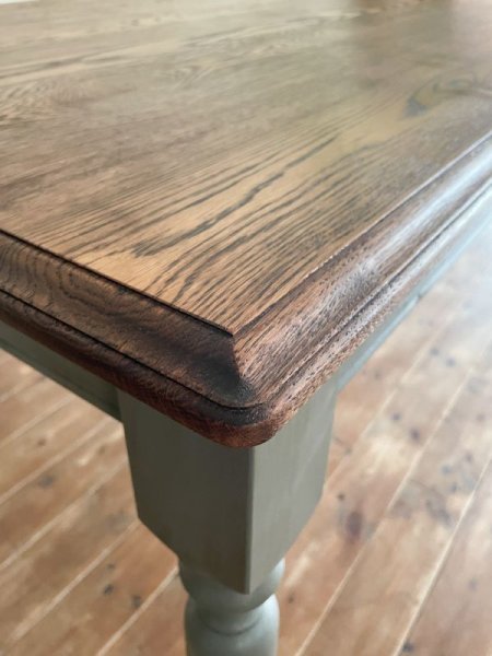 天板の角は丸く、モールディングカットしてあります。