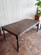 繊細な木目と重厚な木質が、高級材として古くから重宝されるホワイトオーク材を天板に使ったテーブル。
