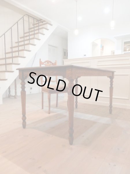 こちらの写真はW1400×D800サイズの4人がけダイニングテーブル