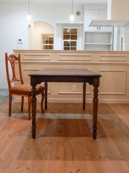 テーブルの高さは、椅子の座面高+27〜30cmが一般的です。