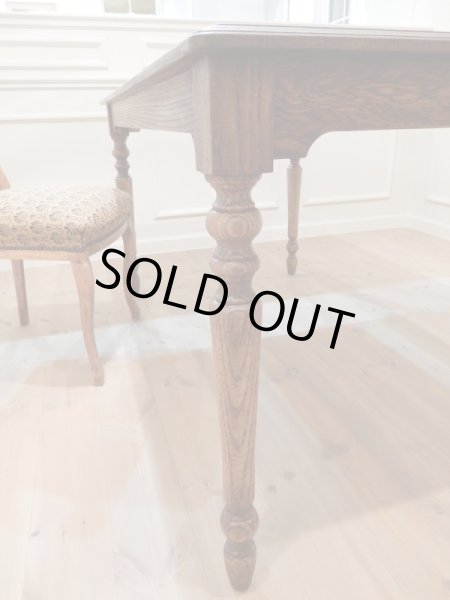 装飾性の高いターンドレッグ（ろくろ脚）ダイニングテーブル