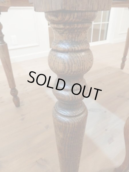 丸みのあるろくろ脚。