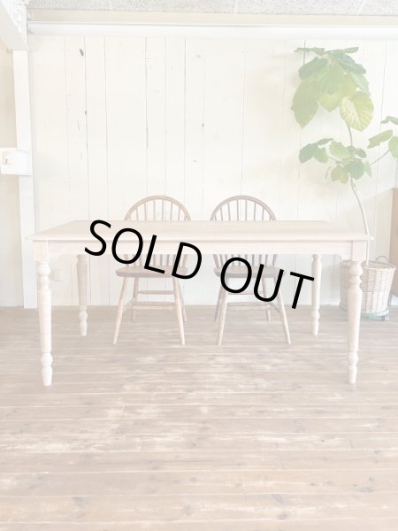 ホワイトオーク材を白くかすれた印象に塗装したオーダーメイドダイニングテーブル。