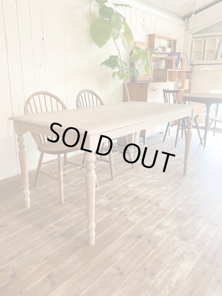 こちらはW1600✕D800サイズ、ゆったりした4人がけサイズのダイニングテーブルです。