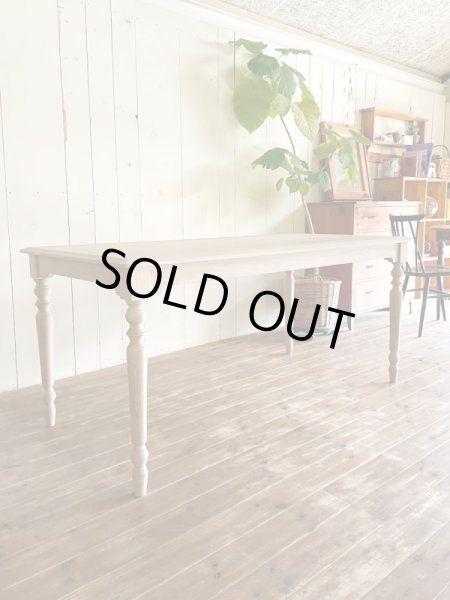 アンティーク調デザインのダイニングテーブルをお探しの方はグレイスファニチャーへ