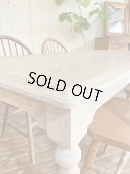 天板の四隅は丸く、縁はアンティーク調もモールカット。