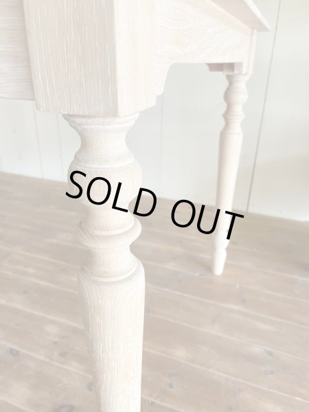 かっこいいろくろ脚のダイニングテーブル。